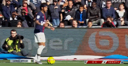 公务还是放松？纳赛尔出现在圣西罗现场观看米兰德比