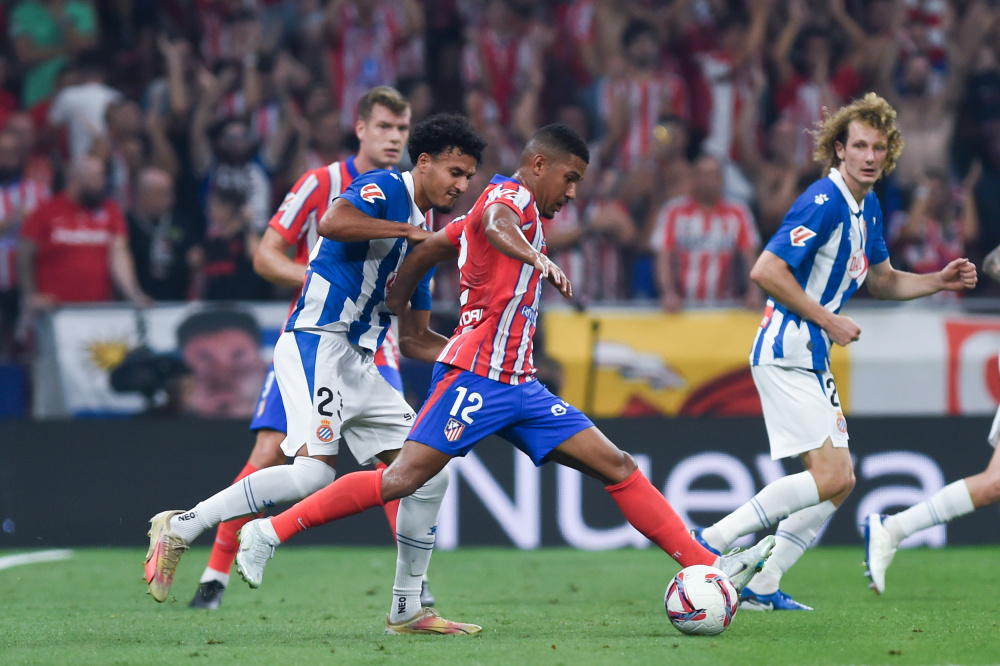 球星抢断后三步上篮太快了（球星断球后三步上篮如闪电）