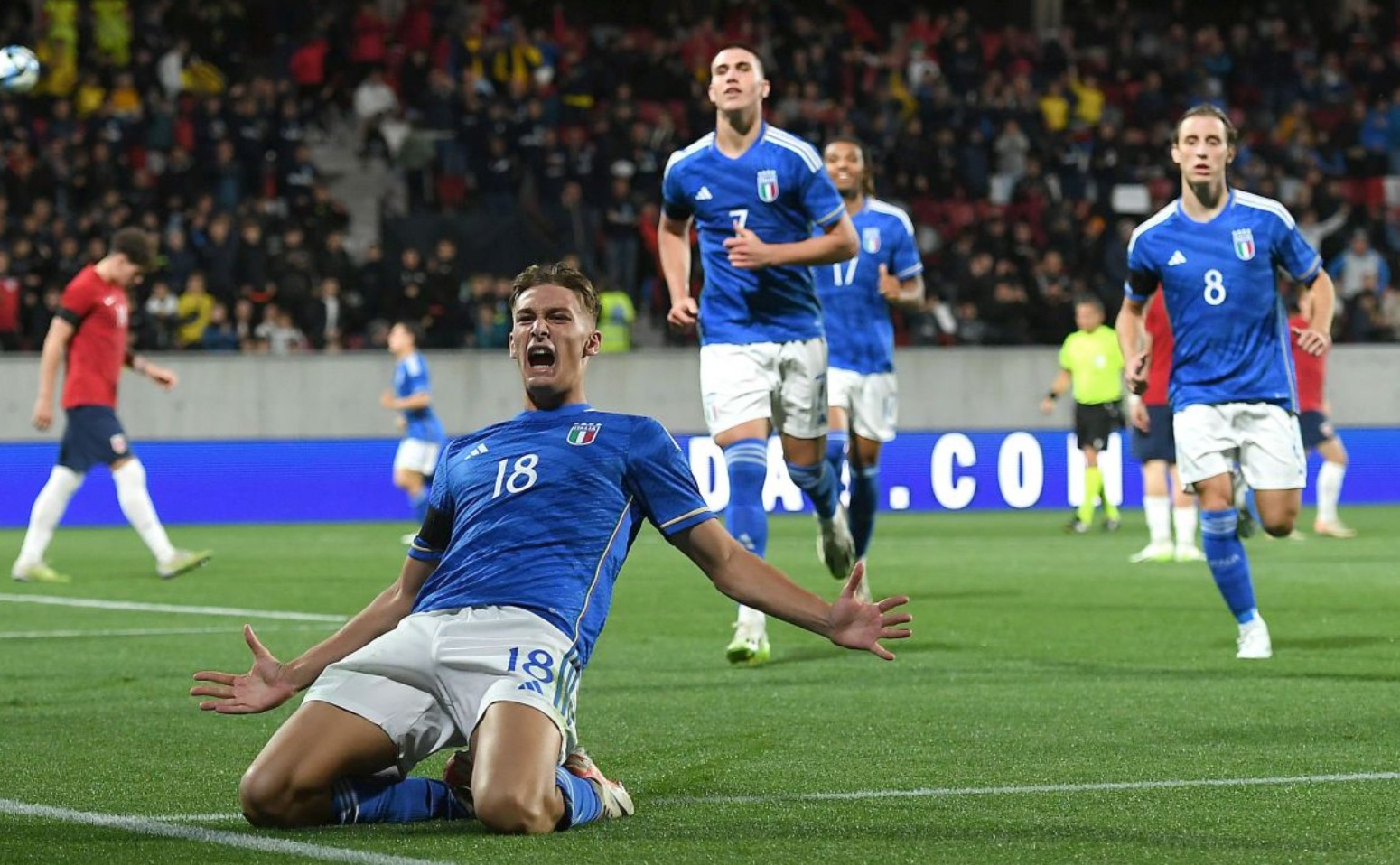 意媒：国米可以启用青训小将卡马特，以应对邓弗里斯伤缺情况（意媒：邓弗里斯伤缺，国米或提拔青训新星卡马特顶替）