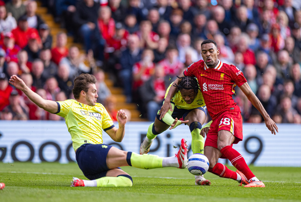 湖人生涯最强一战！斯玛特狂轰8记三分砍26分创赛季新高（湖人生涯代表作！斯玛特轰进8记三分狂砍26分，刷新赛季新高）