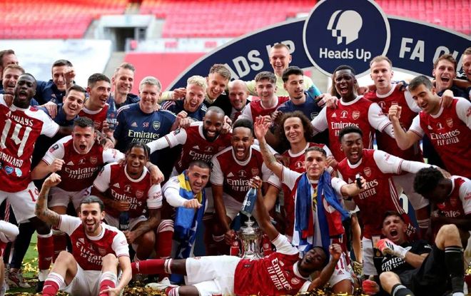 社媒已经吵疯了（社交媒体已炸锅）