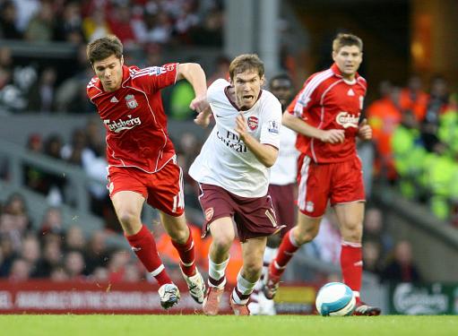 球队双核联手打爆对手（球队双子星合璧横扫对手）