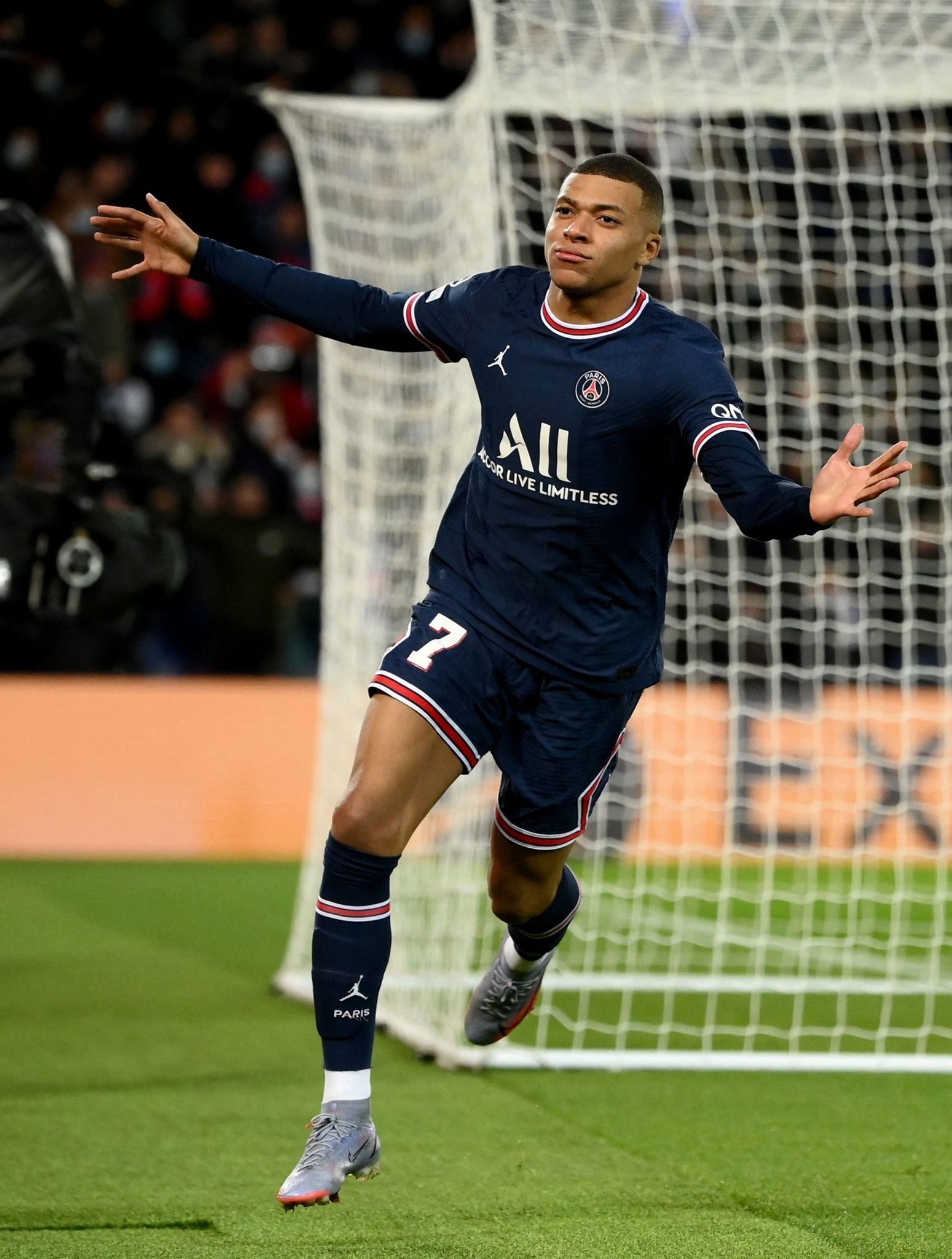 欧冠惊现篮球比分！巴黎热刺8球对攻创纪录，维蒂尼亚戴帽背后藏着的惊天秘密（欧冠打成篮球局！巴黎与热刺8球互轰创纪录，维蒂尼亚戴帽背后暗藏惊天内幕）