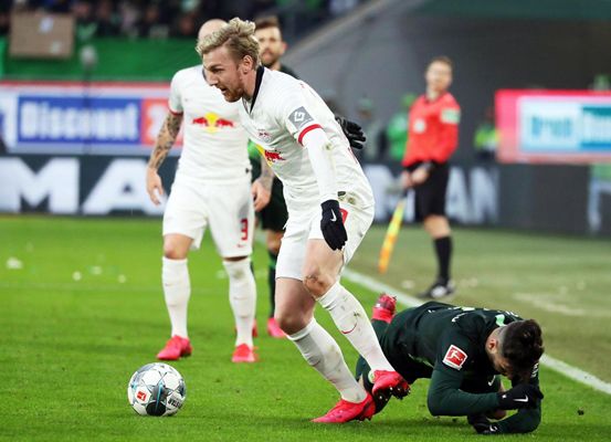 翻修球场，“连滚带爬”为的是“从从容容”（翻修球场，今日的“连滚带爬”只为明日的“从容不迫”）