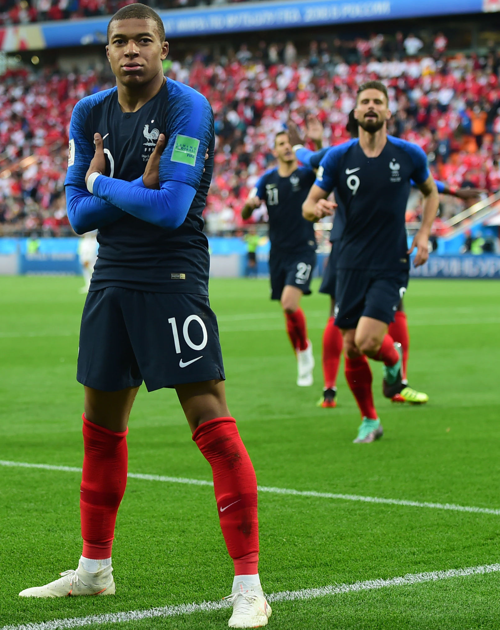 记者：多队关注赫塔16岁中场艾希霍恩，球员解约金1000-1200万（记者：多家球队有意赫塔16岁中场艾希霍恩，解约金约1000-1200万）