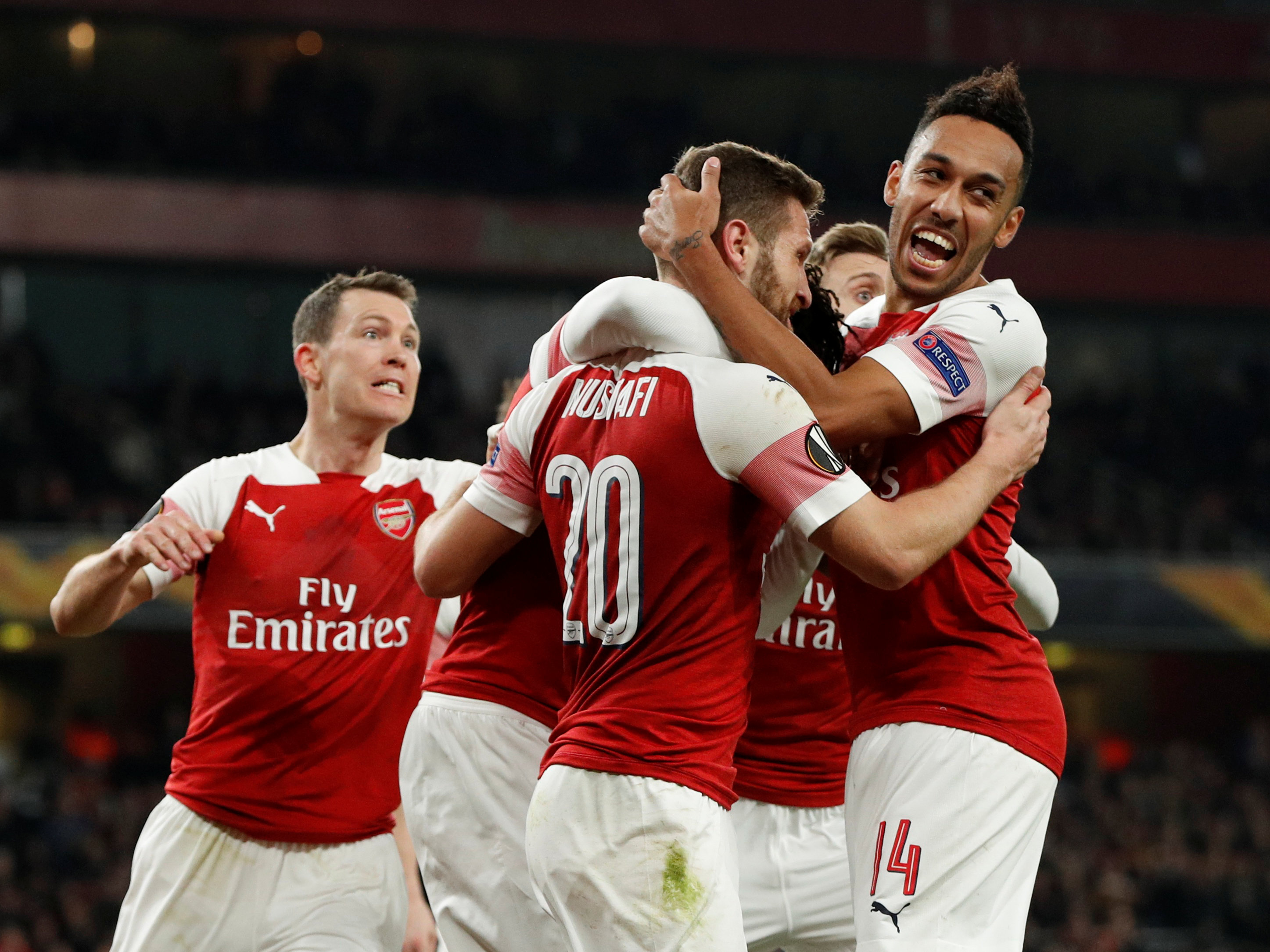 惨败国安后亚泰球员贺一然被自家球迷辱骂，他做出手势回击（惨负国安后，亚泰球员贺一然遭自家球迷辱骂，随即以手势回击）