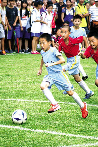 记者：卡马文加腿筋疼痛，可能缺席法国与乌克兰的比赛（据记者报道，卡马文加腿筋不适，或缺席法国对乌克兰一战）