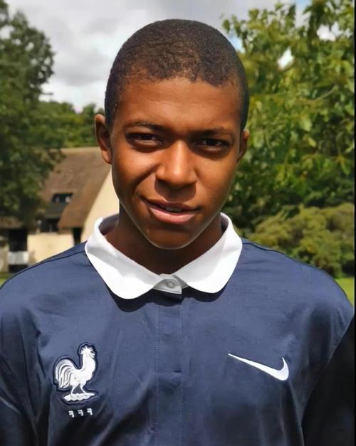 队报：登贝莱抱怨腿筋疼痛，不确定能否首发出战拜仁（队报：登贝莱腿筋不适，出战拜仁首发成疑）