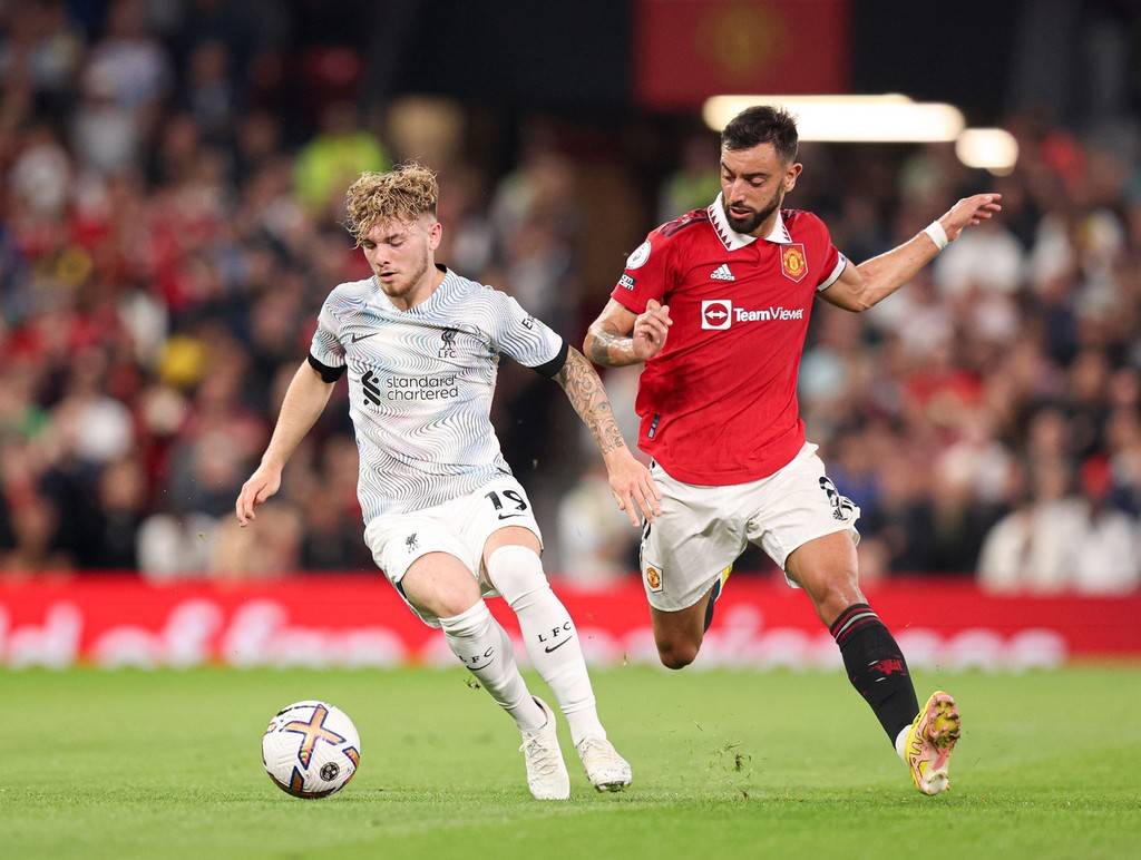 中场核心连续突破防守制造射门机会（中场指挥官连续冲击防线创造射门良机）