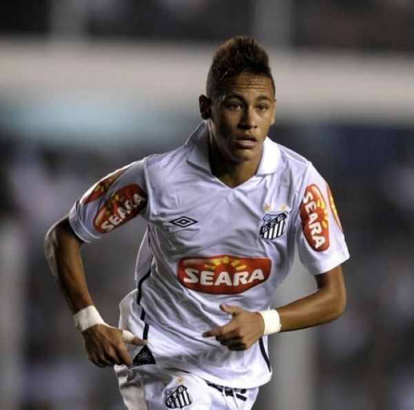 足球周刊：刘若钒曾想回成都却被徐正源拒绝，后获里卡多、穆斯卡特赏识（足球周刊：刘若钒欲回归成都遭徐正源拒绝，后获里卡多与穆斯卡特青睐）